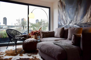 Contemporary 1 Bedroom Flat with Stunning London View
